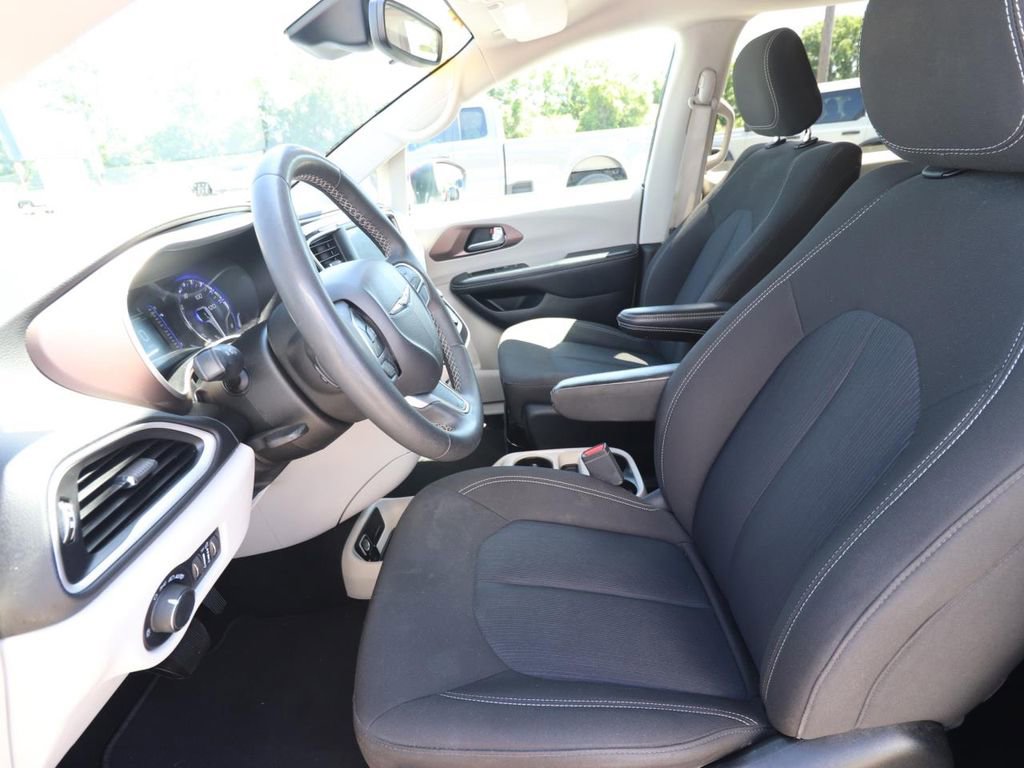 Used 2023 Chrysler Voyager LX FWD image 2