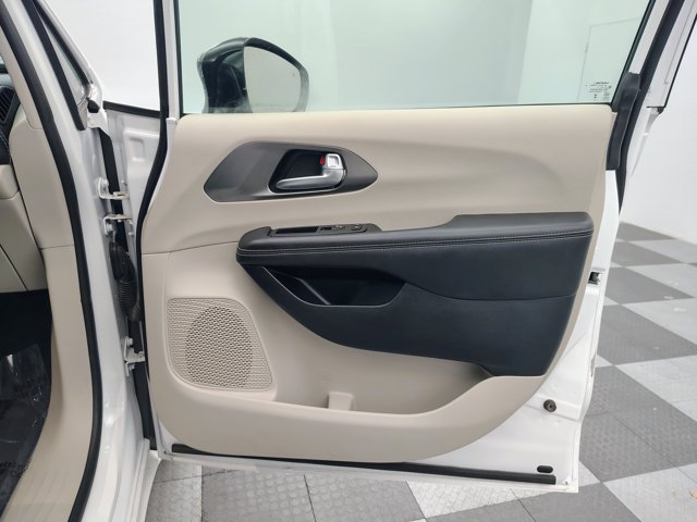 Used 2024 Chrysler Pacifica Limited FWD image 13