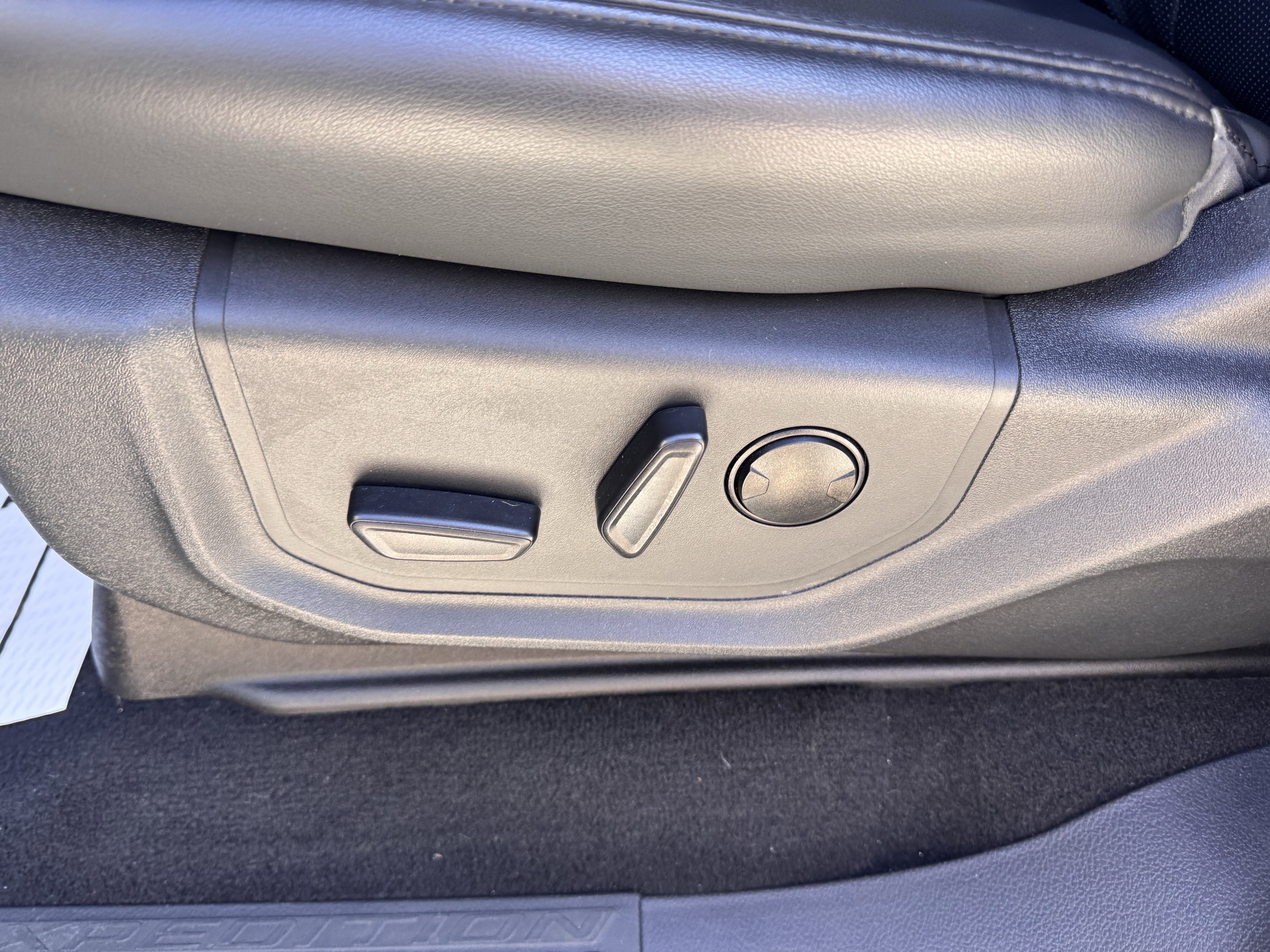 Certified 2024 Ford Expedition Max XLT image 10