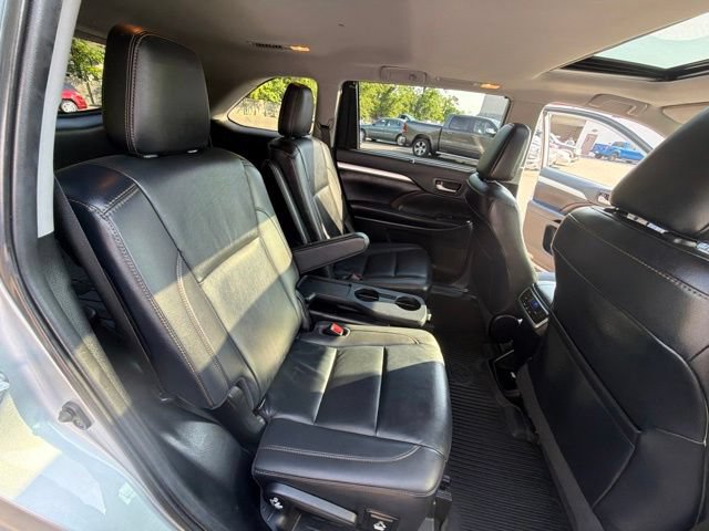 Used 2019 Toyota Highlander XLE AWD/4WD image 31