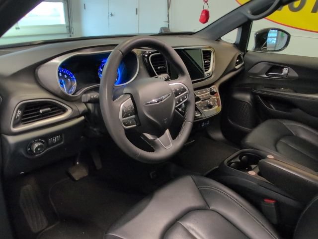 Used 2025 Chrysler Pacifica Select FWD image 10