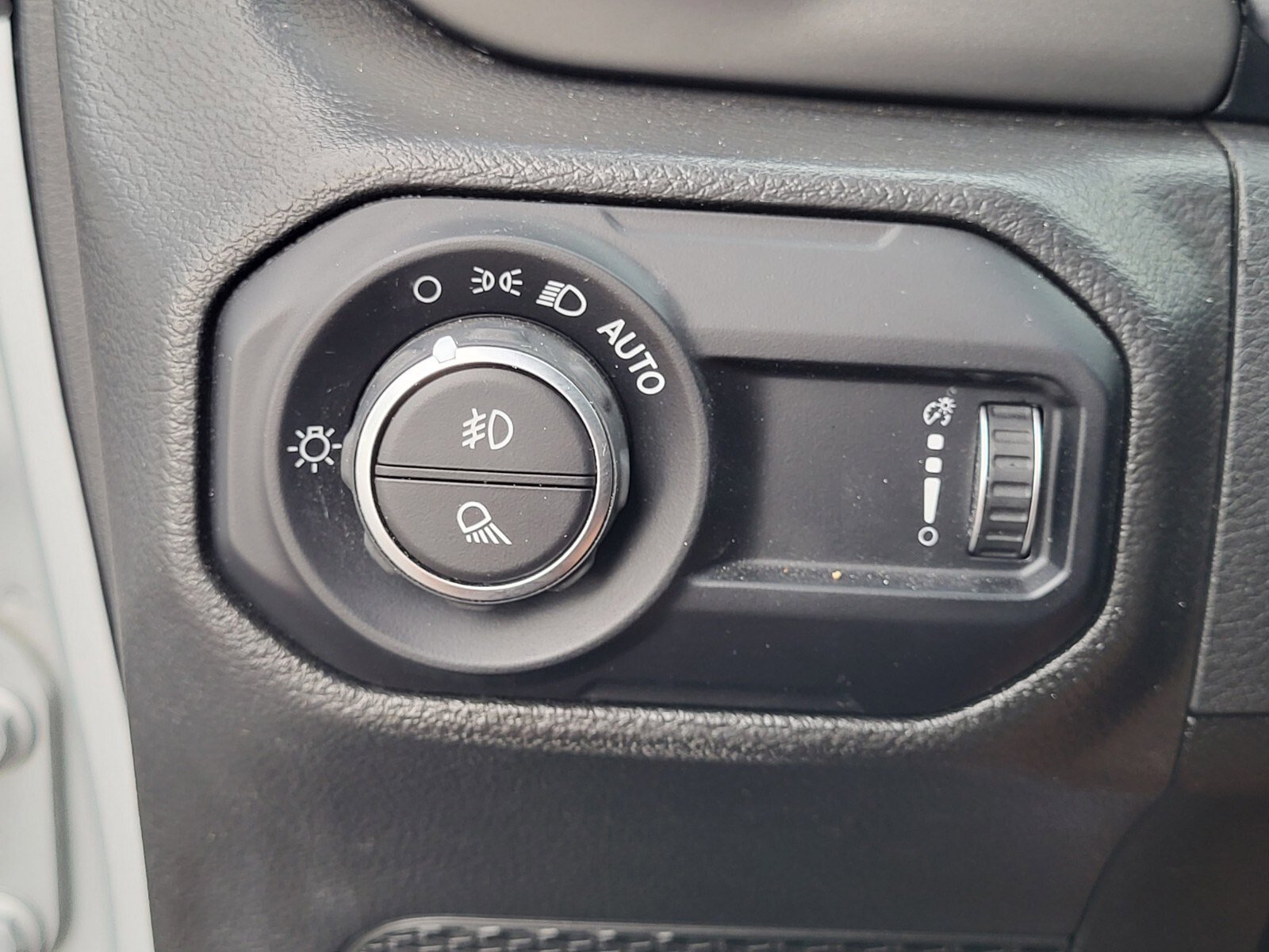 Used 2023 Jeep Gladiator Willys AWD/4WD image 22