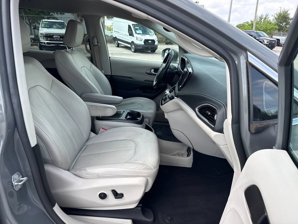 Used 2021 Chrysler Pacifica Touring-L FWD image 25