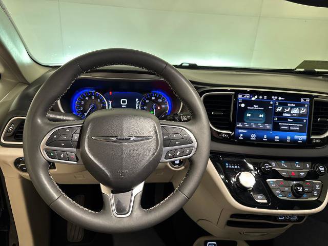 Used 2024 Chrysler Pacifica Touring-L FWD image 8