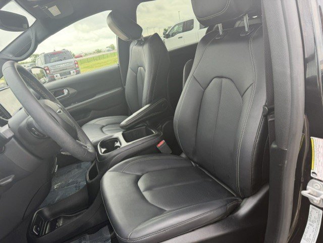 Used 2025 Chrysler Pacifica Select FWD image 14