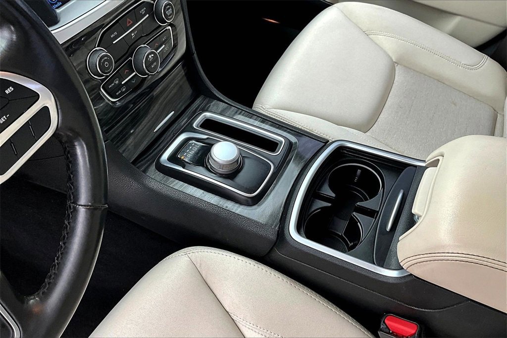 Used 2022 Chrysler 300 Touring w/ Sport Appearance Package image 15