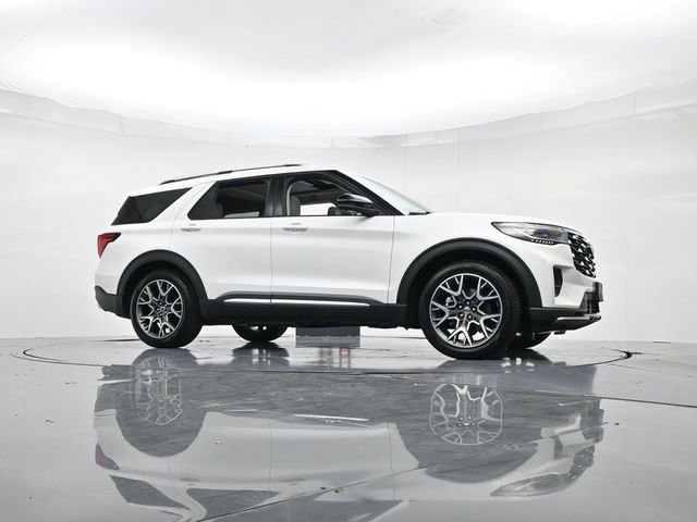 Certified 2025 Ford Explorer Platinum w/ Ultimate Package image 33