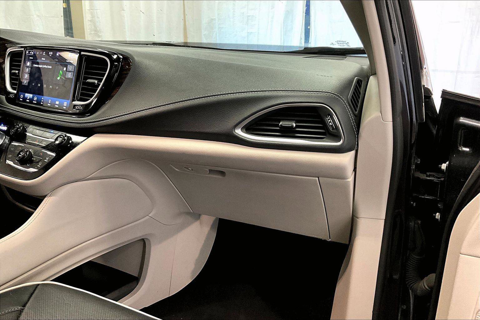 Used 2023 Chrysler Pacifica Limited image 15