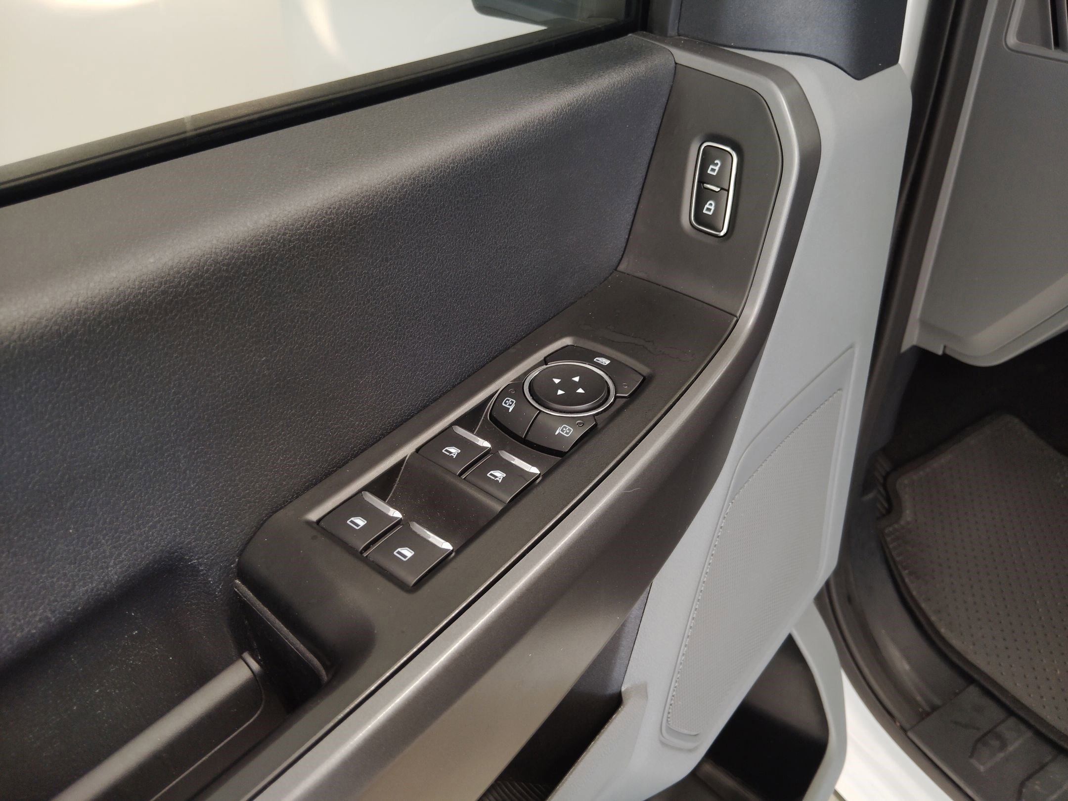 Certified 2025 Ford F250 XLT w/ FX4 Off-Road Package image 14