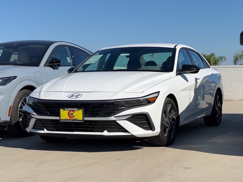 Used 2025 Hyundai Elantra SEL FWD image 3