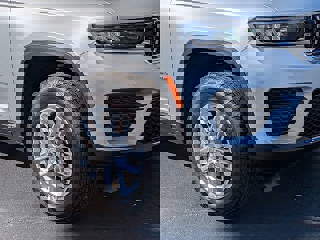 Used 2024 Jeep Grand Cherokee Laredo X image 8