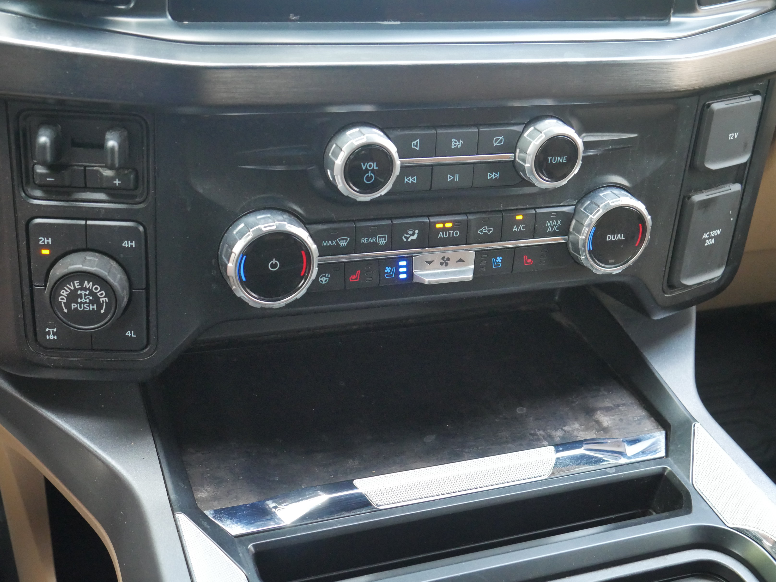 Certified 2023 Ford F250 Lariat w/ Lariat Ultimate Package AWD/4WD image 17