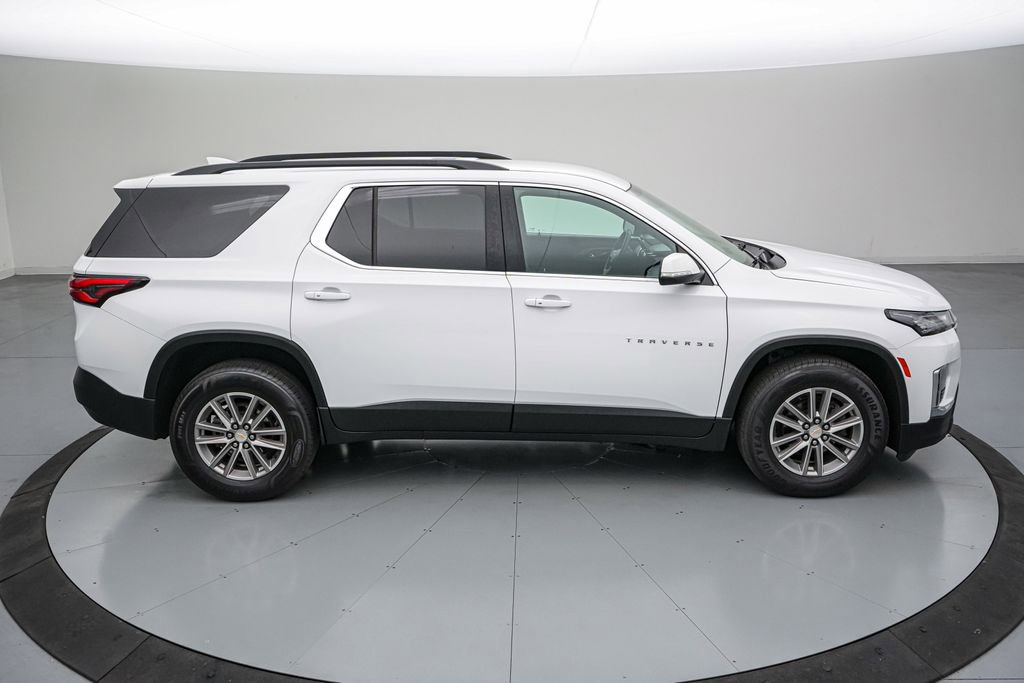 Used 2023 Chevrolet Traverse LT image 3