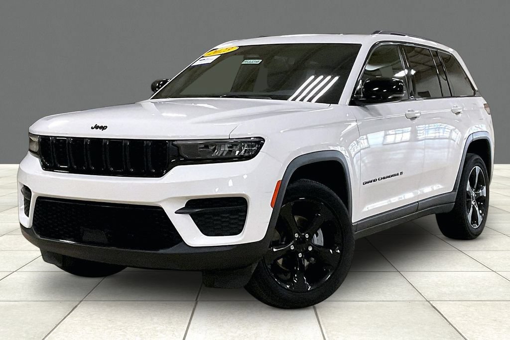 Used 2023 Jeep Grand Cherokee Altitude AWD/4WD image 2