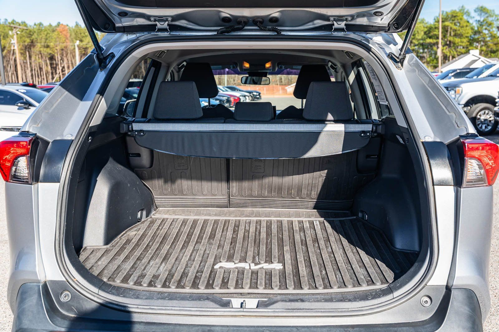 Used 2020 Toyota RAV4 XLE image 16