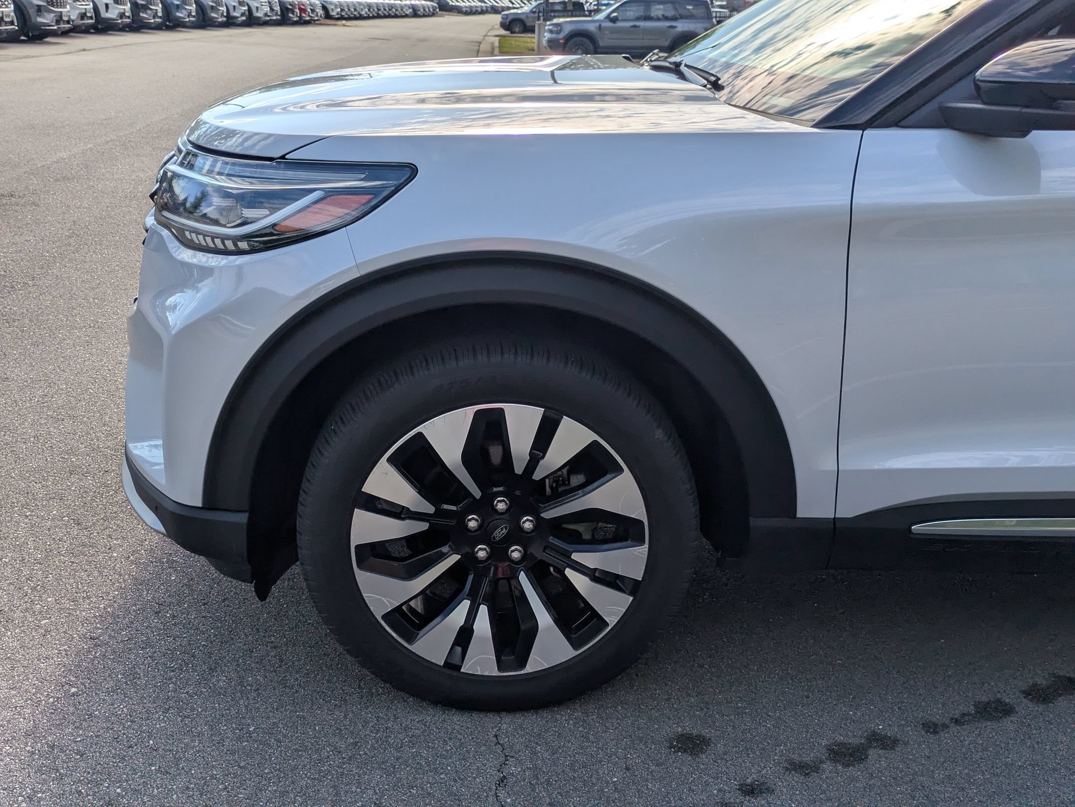 Certified 2025 Ford Explorer Platinum w/ LUX Leather Package AWD/4WD image 11