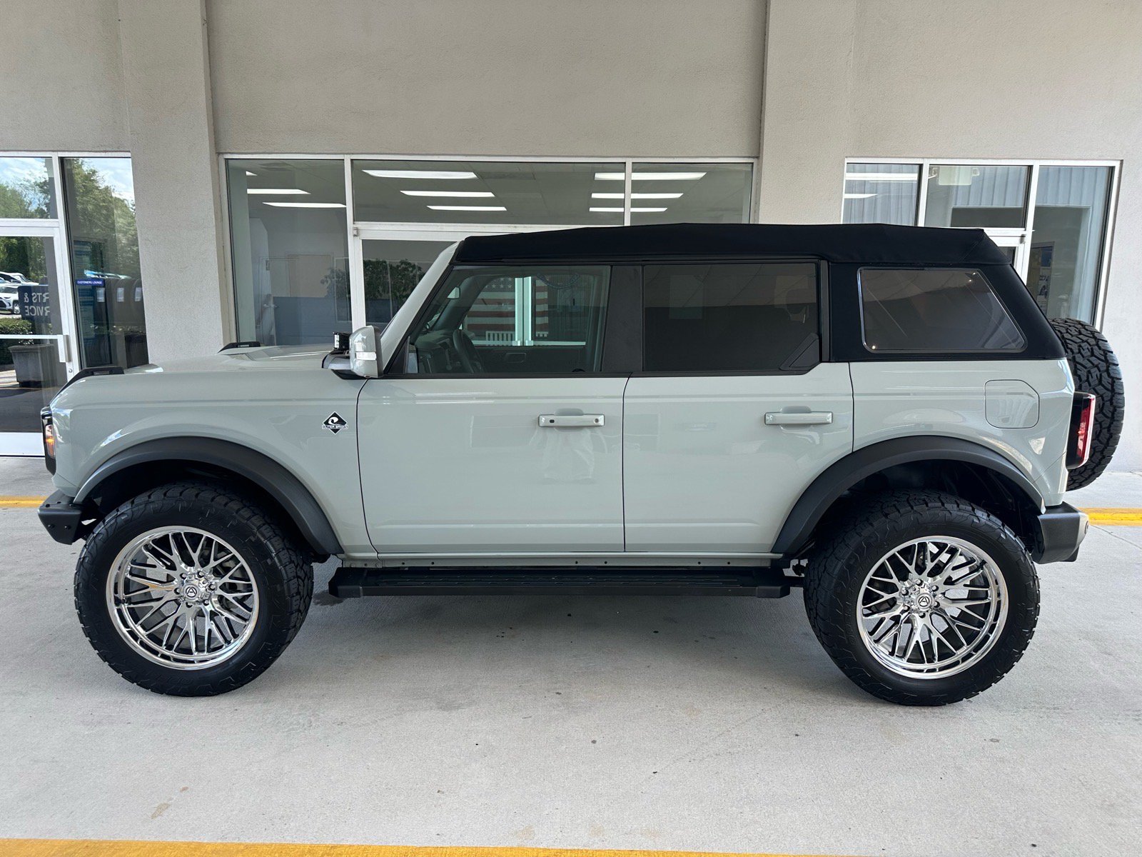 Certified 2022 Ford Bronco Outer Banks w/ Sasquatch Package AWD/4WD image 4