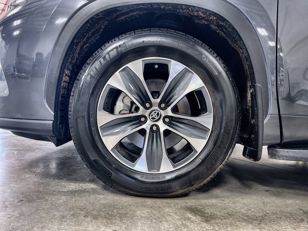 Used 2024 Toyota Highlander XLE FWD image 11