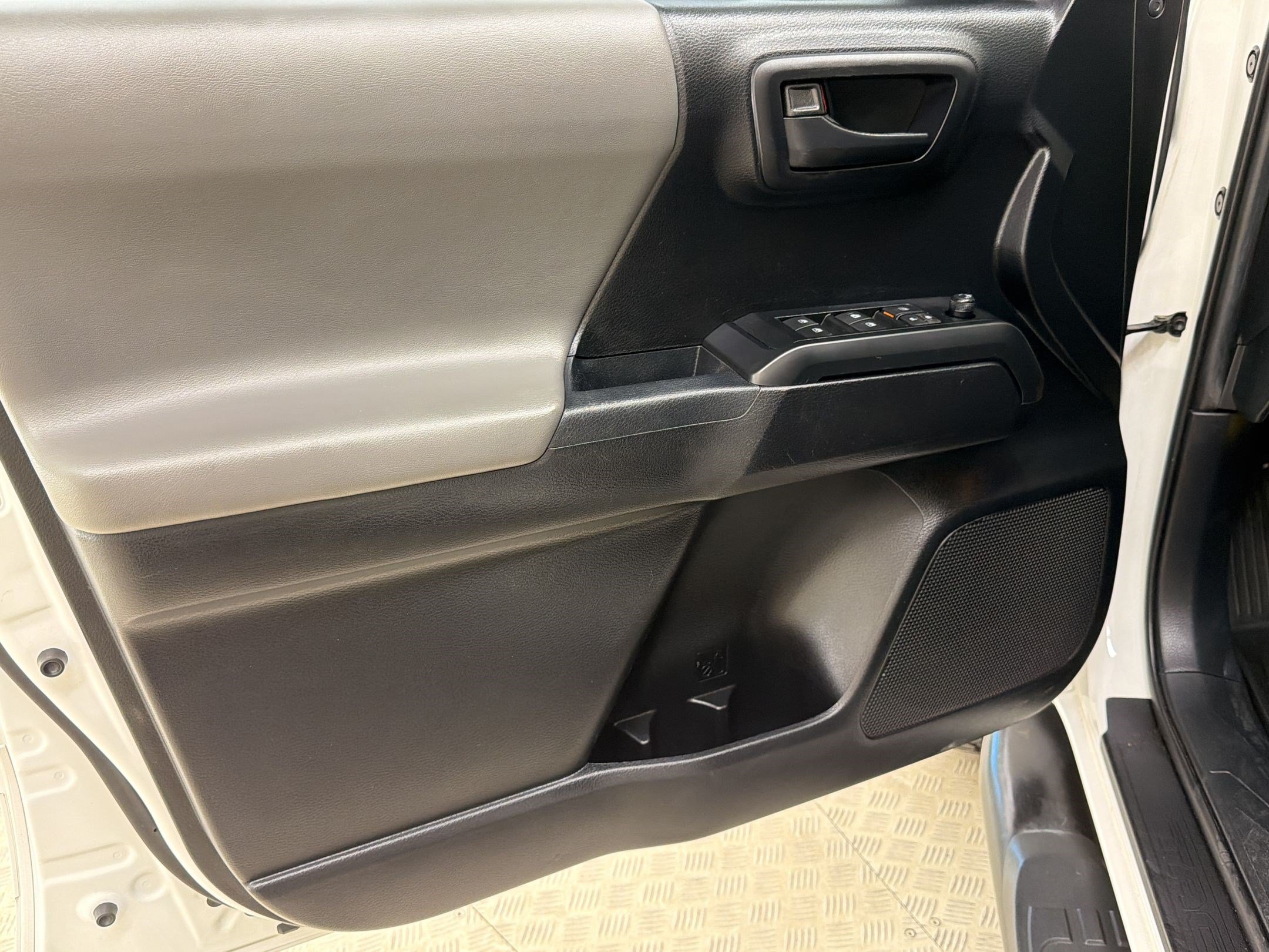 Used 2022 Toyota Tacoma SR AWD/4WD image 14
