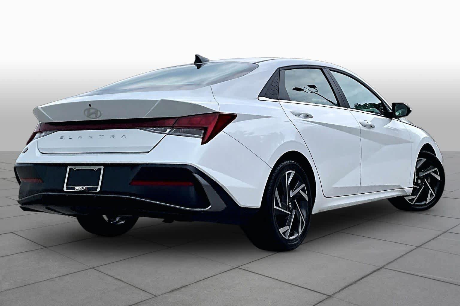 Used 2024 Hyundai Elantra SEL w/ Convenience Package FWD image 13