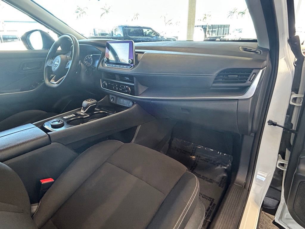 Used 2024 Nissan Rogue S image 25
