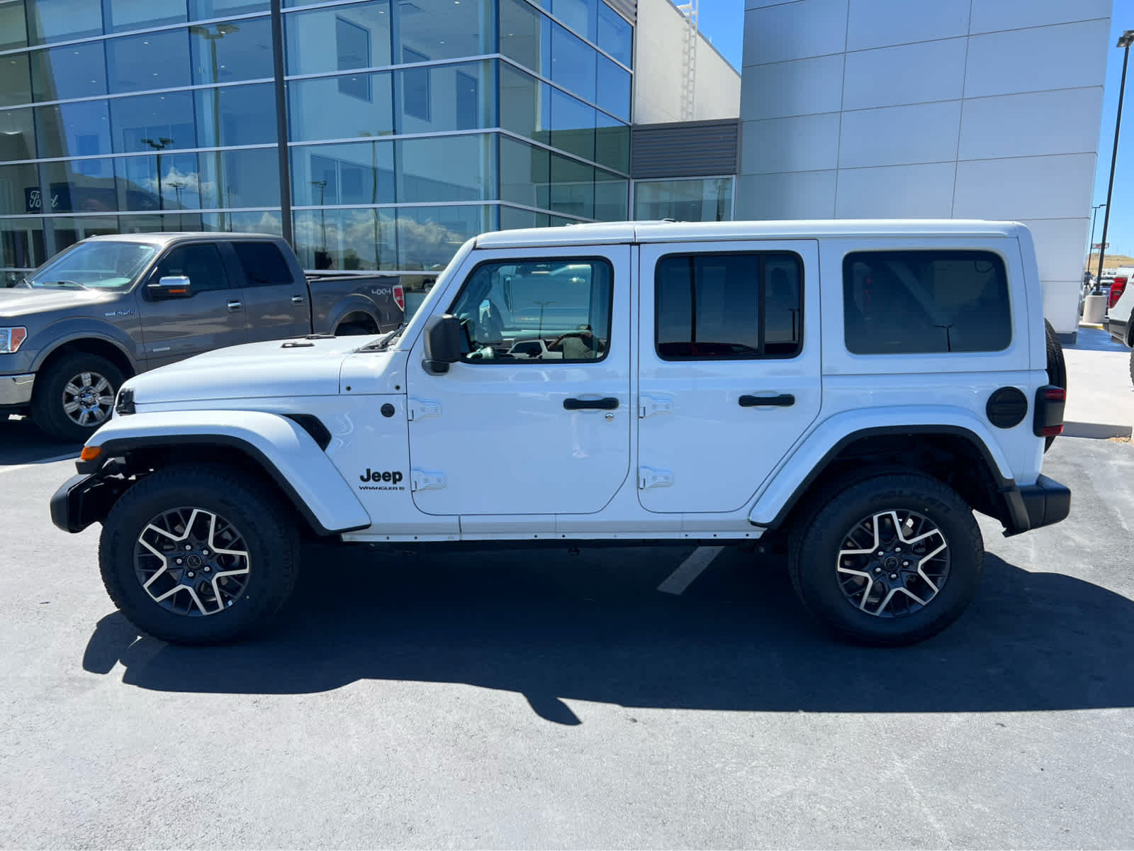 Used 2025 Jeep Wrangler Unlimited Sahara AWD/4WD image 12