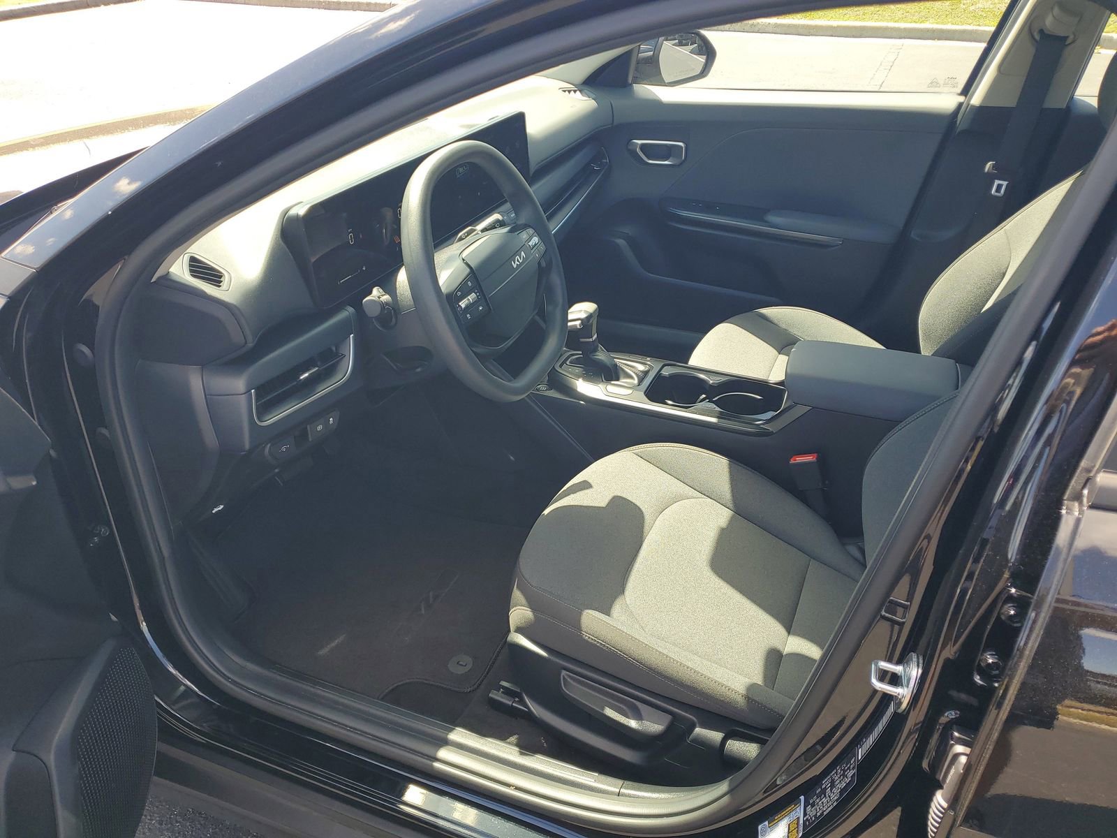 Used 2025 Kia K4 LX image 15