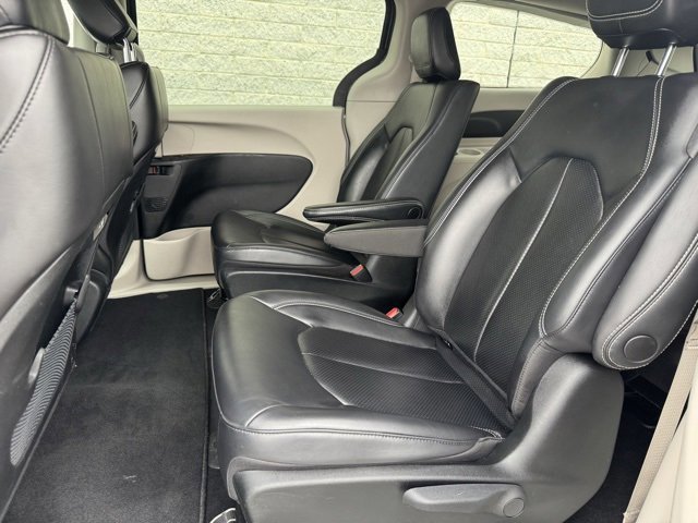 Used 2023 Chrysler Pacifica Touring-L image 21