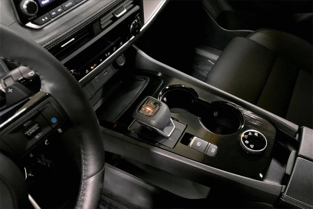 Used 2023 Nissan Rogue SV w/ SV Premium B Package image 16