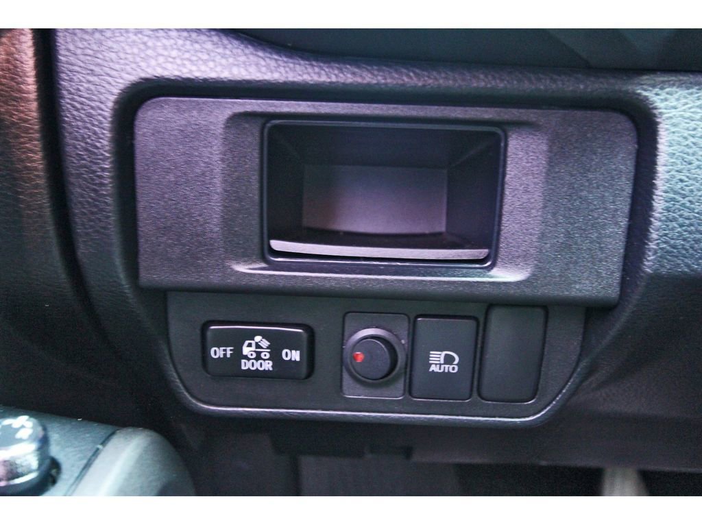 Used 2018 Toyota Tacoma SR5 RWD image 19