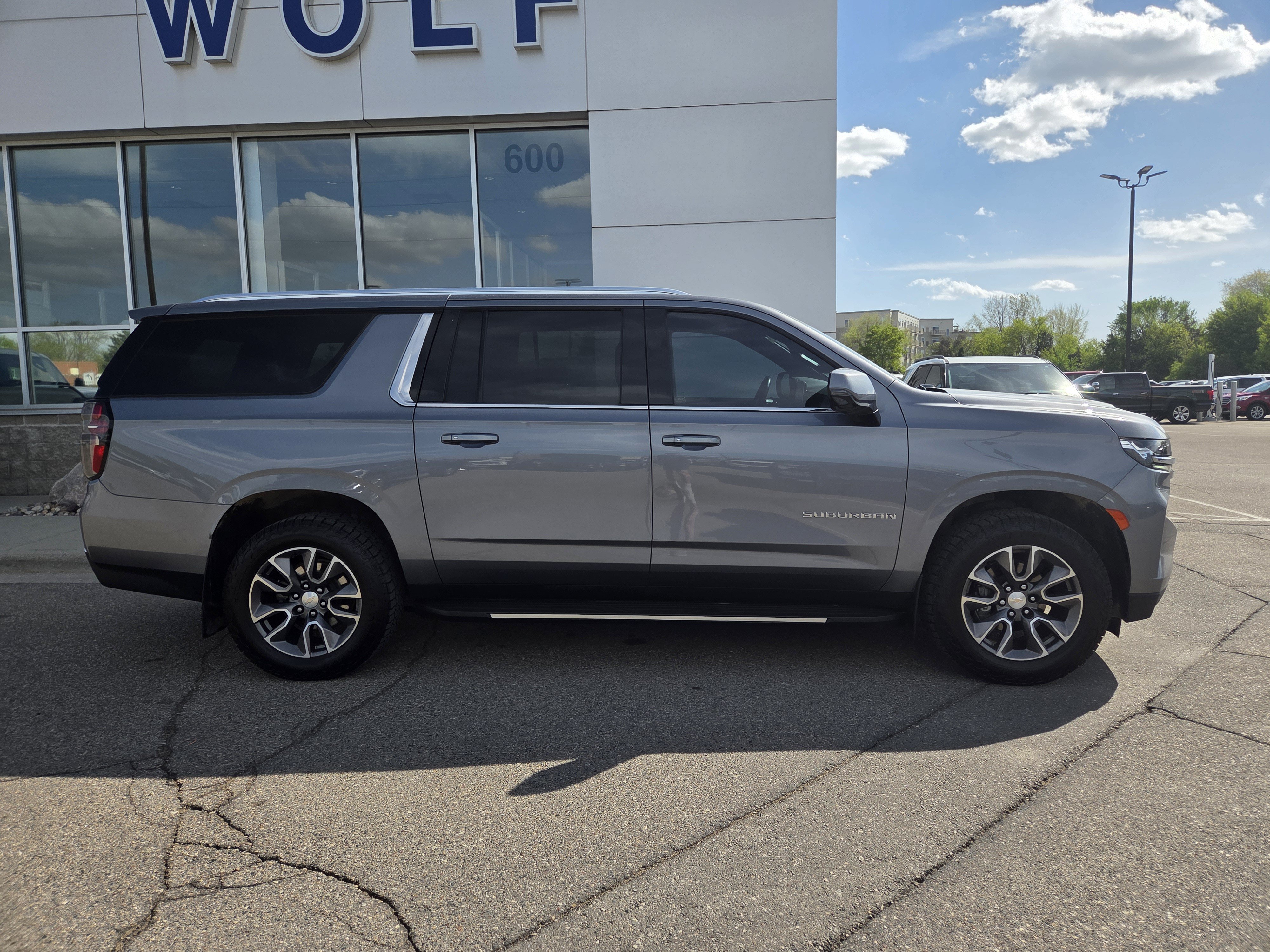 Used 2022 Chevrolet Suburban LT w/ Luxury Package AWD/4WD image 5