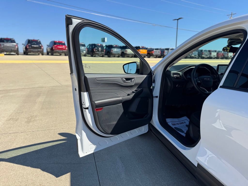 Certified 2025 Ford Escape Active AWD/4WD image 9