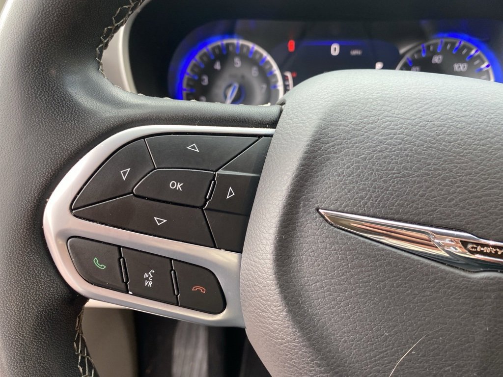 Used 2024 Chrysler Pacifica Touring-L image 31