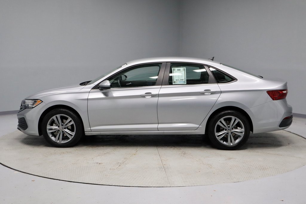 Used 2024 Volkswagen Jetta SE image 2