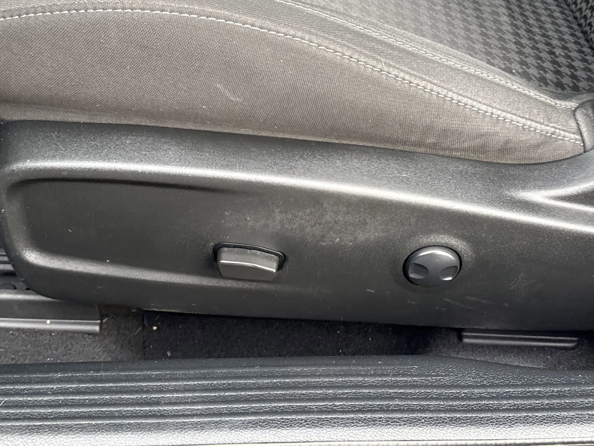 Used 2022 Dodge Challenger SXT w/ Blacktop Package image 22