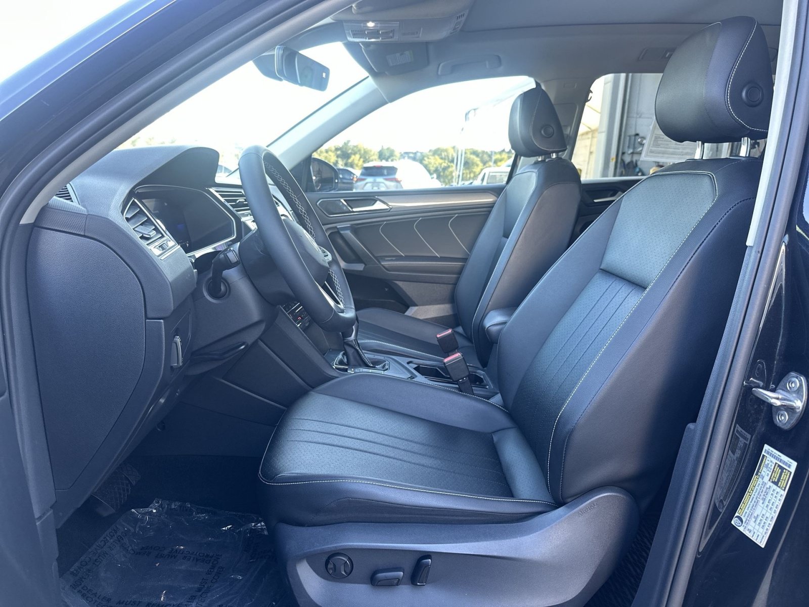Used 2022 Volkswagen Tiguan SE w/ Panoramic Sunroof Package FWD image 14