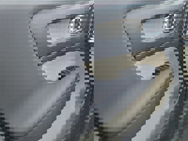 Used 2023 Volvo XC40 B5 Ultimate w/ Protection Package Premier image 37