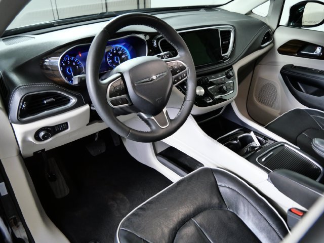 Used 2023 Chrysler Pacifica Limited FWD image 3