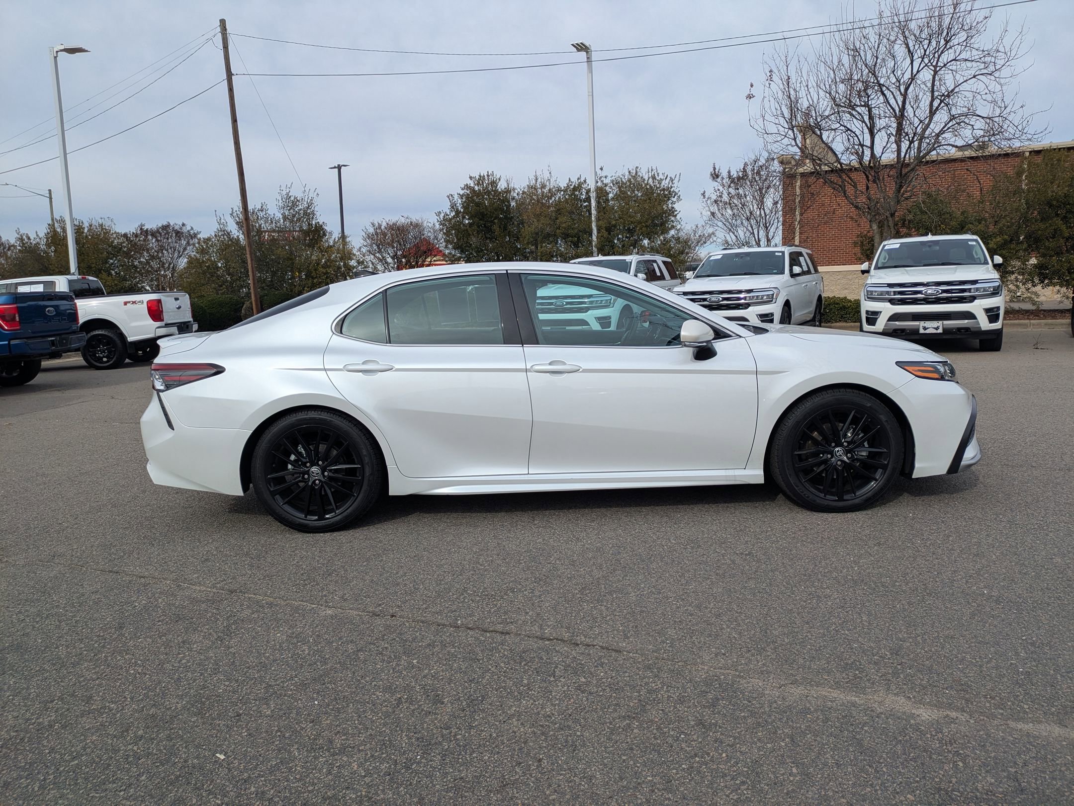Used 2022 Toyota Camry XSE image 3