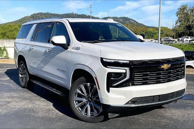 Used 2025 Chevrolet Suburban High Country RWD image 2