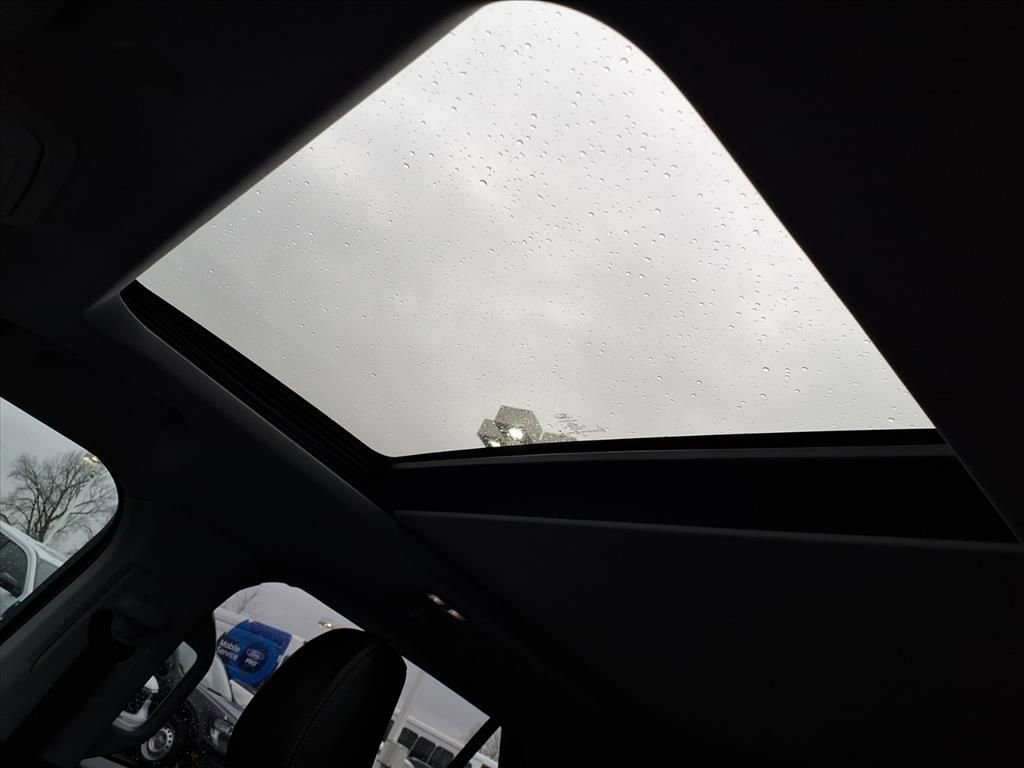 Certified 2022 Ford Explorer XLT w/ Equipment Group 202A image 10