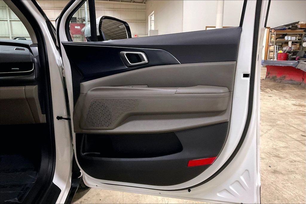 Used 2025 Kia Carnival FWD image 22