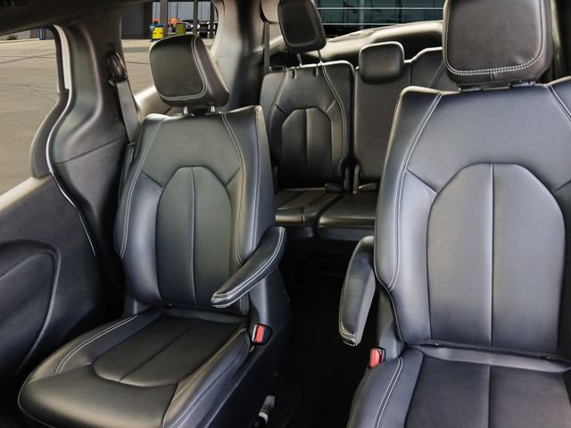 Used 2024 Chrysler Pacifica Limited FWD image 13