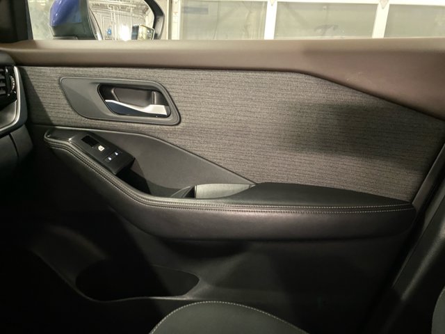 Used 2022 Nissan Rogue SV AWD/4WD image 16
