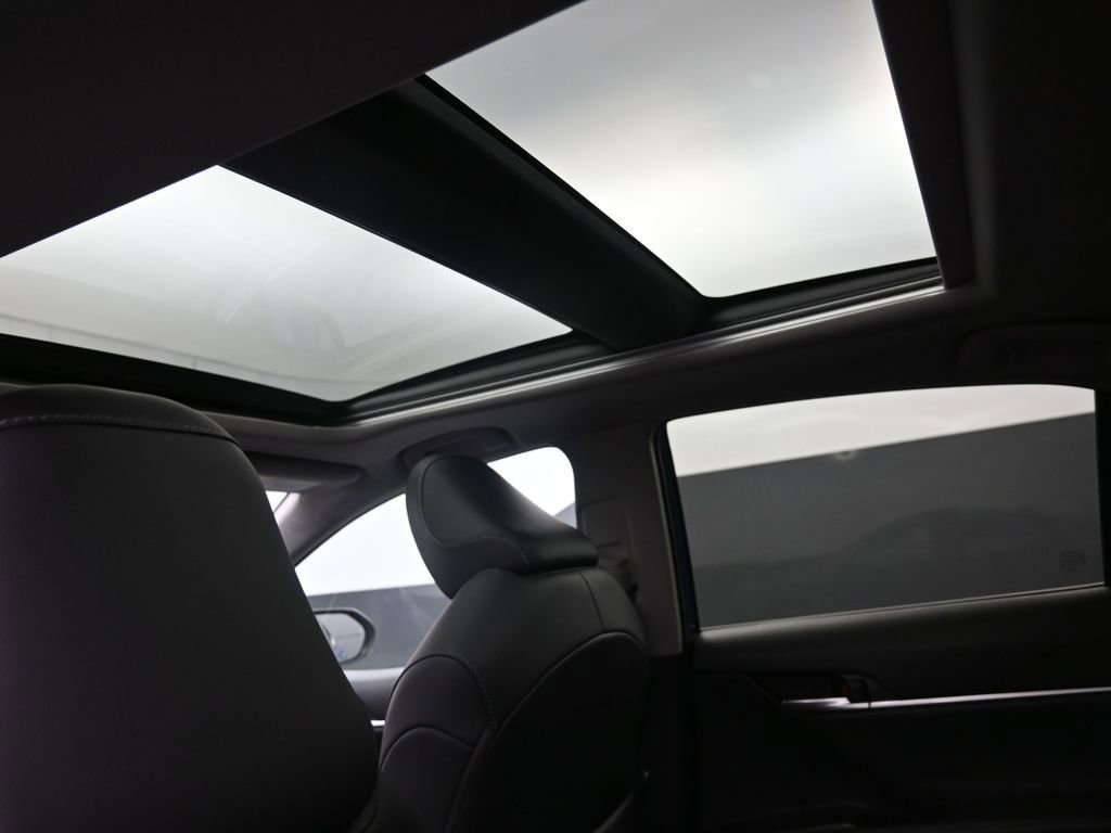 Used 2024 Toyota Camry XSE FWD image 2