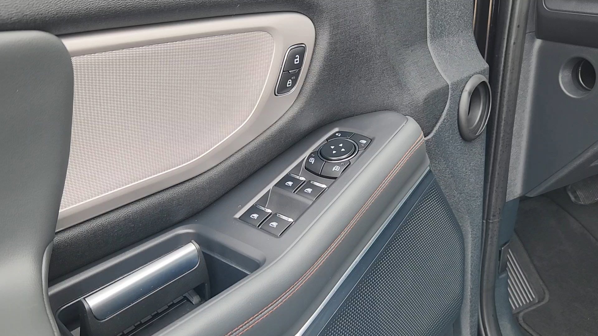 Certified 2025 Ford Expedition Active image 8