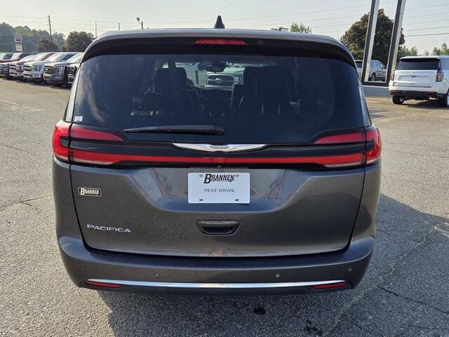 Used 2023 Chrysler Pacifica Touring-L FWD image 11
