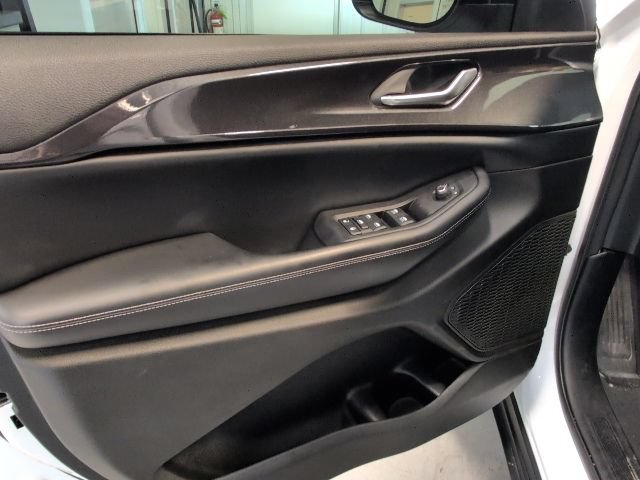 Used 2023 Jeep Grand Cherokee Laredo AWD/4WD image 13