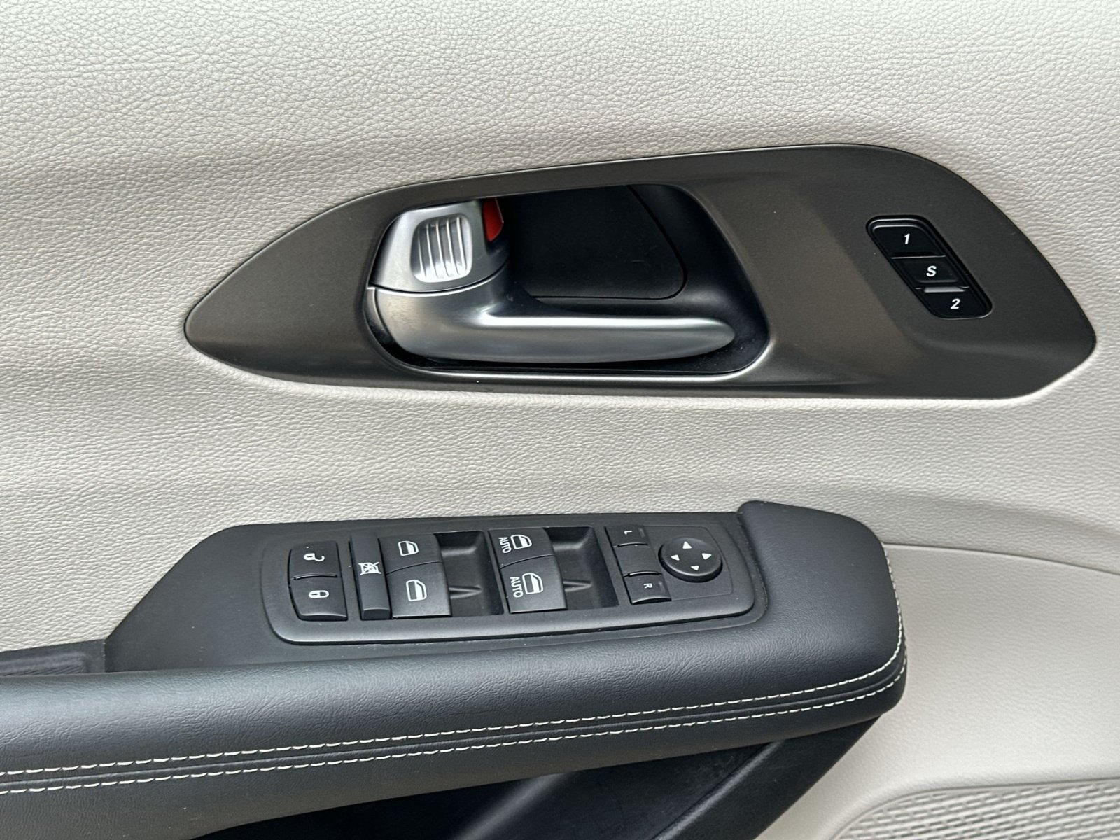 Used 2024 Chrysler Pacifica Touring-L FWD image 16