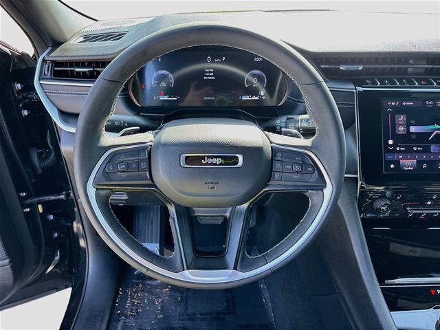 Used 2025 Jeep Grand Cherokee Altitude RWD image 12